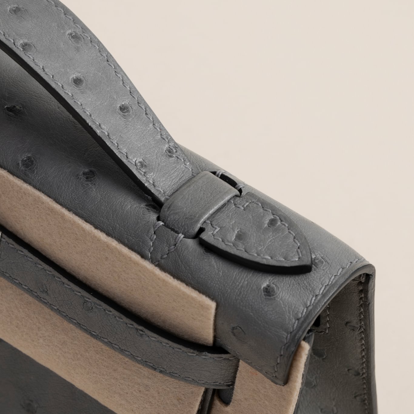 Kelly pochette Ostrich 4Z Gris Mouette PHW