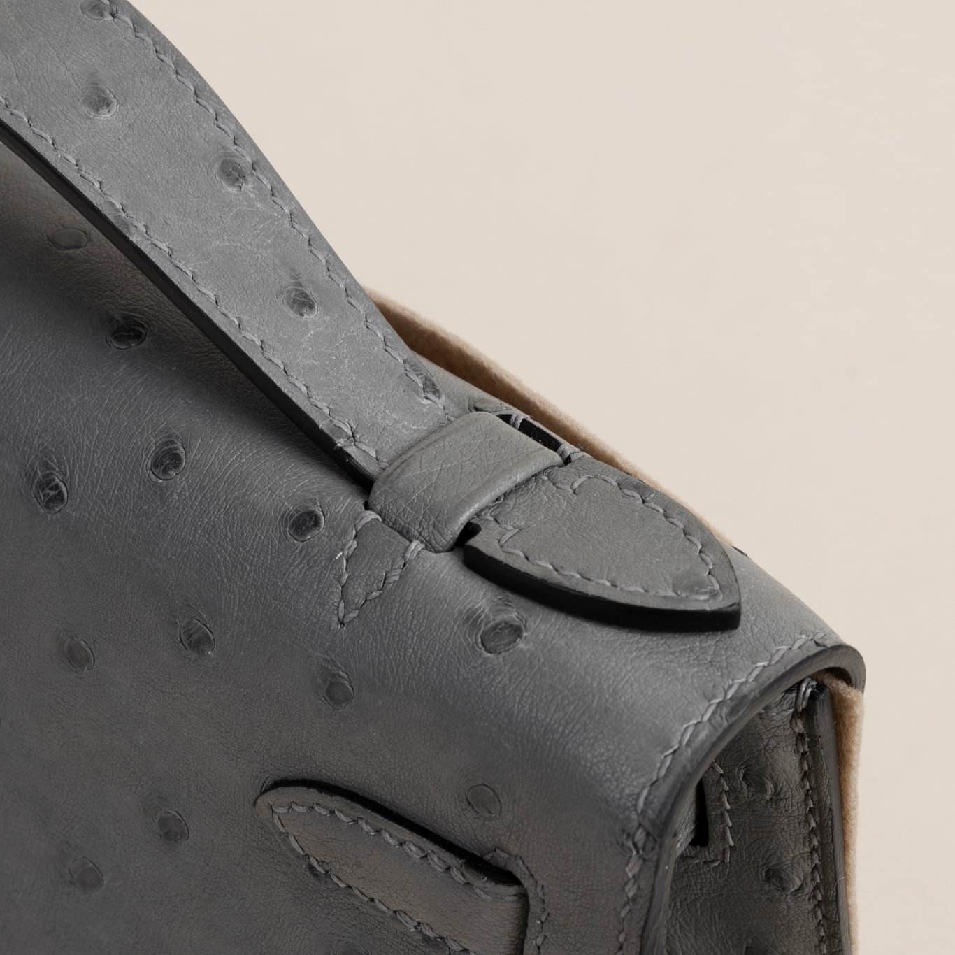 Kelly pochette Ostrich 4Z Gris Mouette PHW