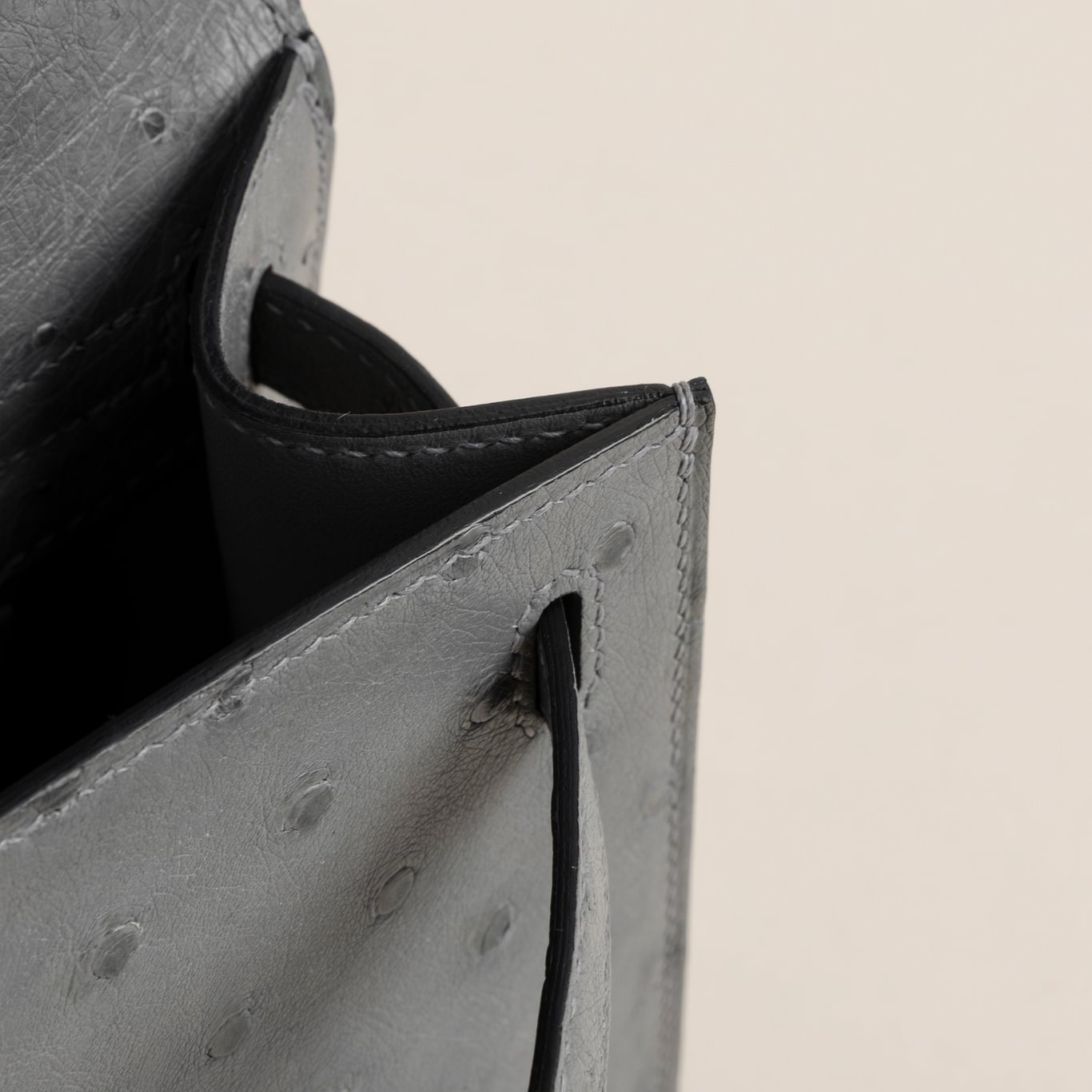 Kelly pochette Ostrich 4Z Gris Mouette PHW