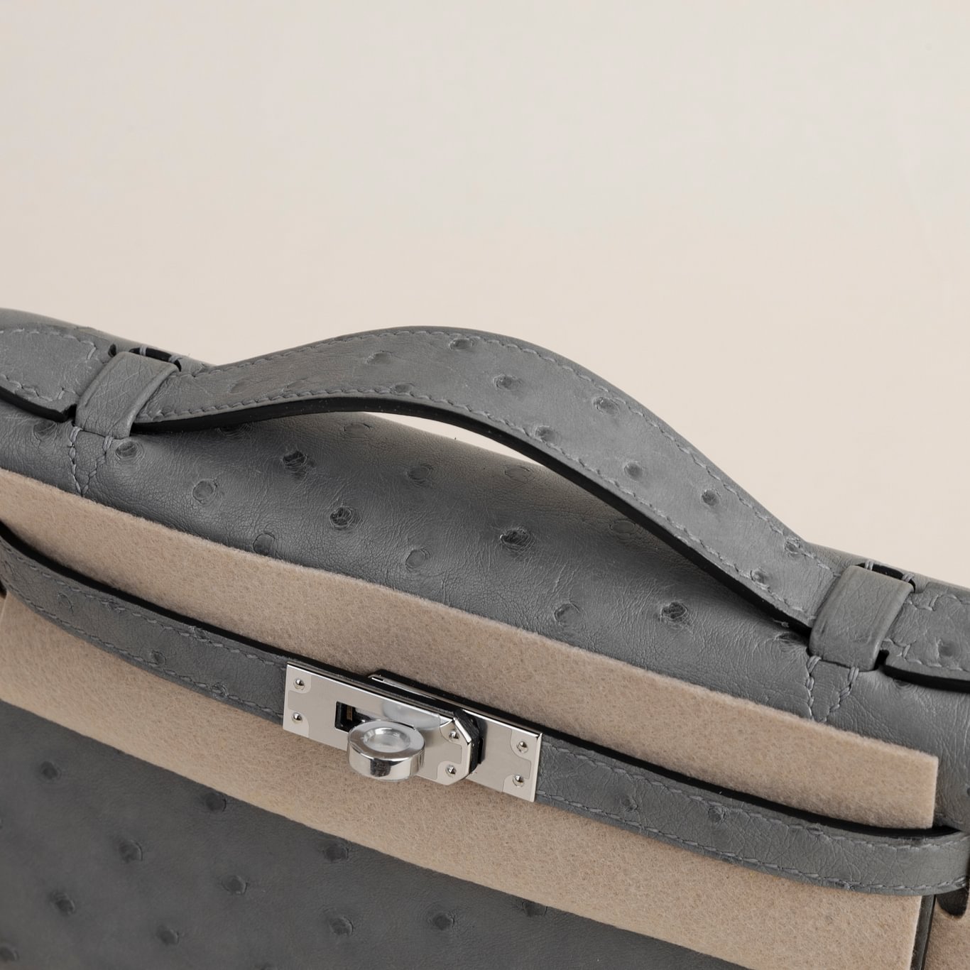 Kelly pochette Ostrich 4Z Gris Mouette PHW