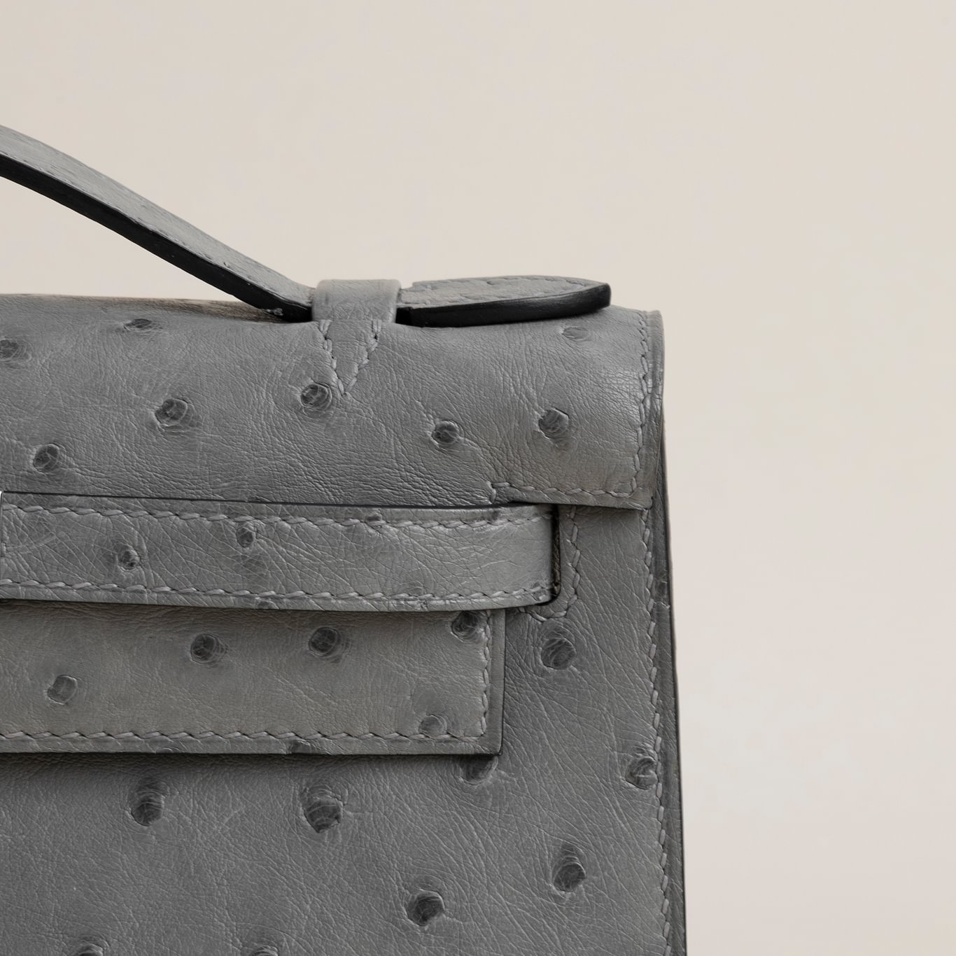 Kelly pochette Ostrich 4Z Gris Mouette PHW